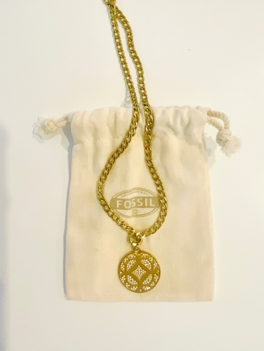 Fossil 18” Vintage Gold Chain Clasp Necklace with Round Lattice Pendant NWOT